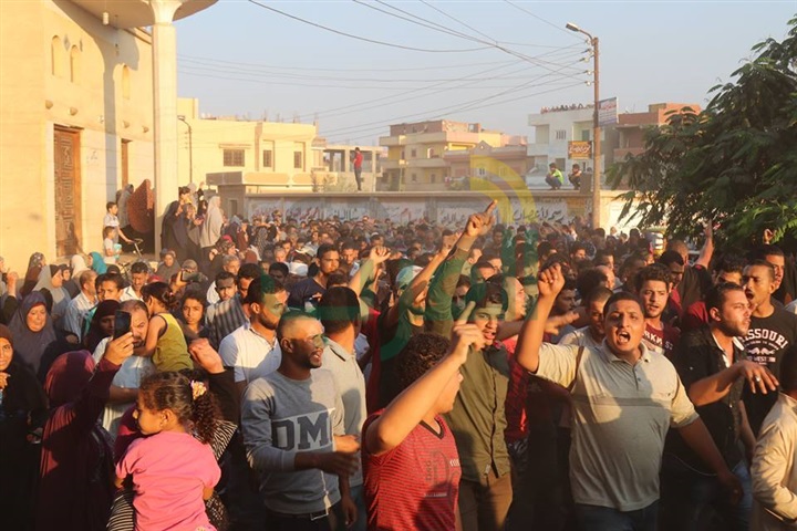 شاهد..جنازة شهيد سيناء تتحول إلي مظاهرة ضد الإرهاب بكفر الشيخ