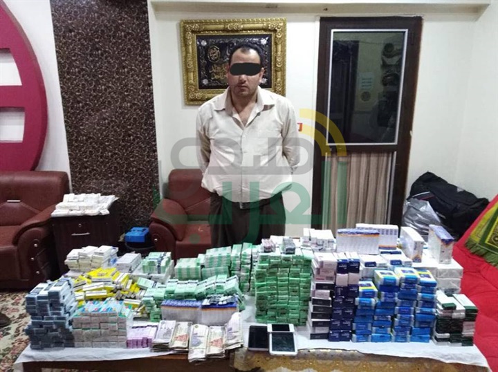 بالصور..أمن كفر الشيخ توجه ضربة موجعة لتجار "المزاج" وضبط 79 ألف قرص وأمبول مخدر بحوزة شخصين بالصور..أمن كفر الشيخ توجه ضربة موجعة لتجار "المزاج" وضبط 79 ألف قرص وأمبول مخدر بحوزة شخصين