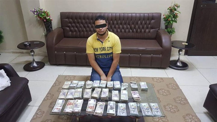 بالصور.. أمن كفر الشيخ يضبط صاحبي محل "خردوات" بحوزتهما "بنك متنقل" لتجارة العملة