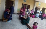 بالصور.. اعتصام أولياء أمور طلاب مدرسة تجريبية اعتراضا على ضمهم لمدرسة حكومية ببنها