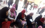 بالصور.. اعتصام أولياء أمور طلاب مدرسة تجريبية اعتراضا على ضمهم لمدرسة حكومية ببنها