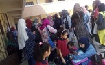 بالصور.. اعتصام أولياء أمور طلاب مدرسة تجريبية اعتراضا على ضمهم لمدرسة حكومية ببنها