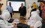شاهد.. محافظ كفر الشيخ يلبي رغبة طالبة خلال تفقده إحدي المدارس 