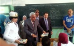 مدير أمن كفر الشيخ يوزع كراسات 