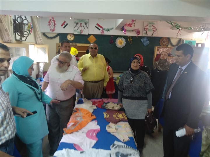 بالصور.. معرض خيري لتوزيع الزي المدرسي مجانًا بغرب كفر الشيخ التعليمية