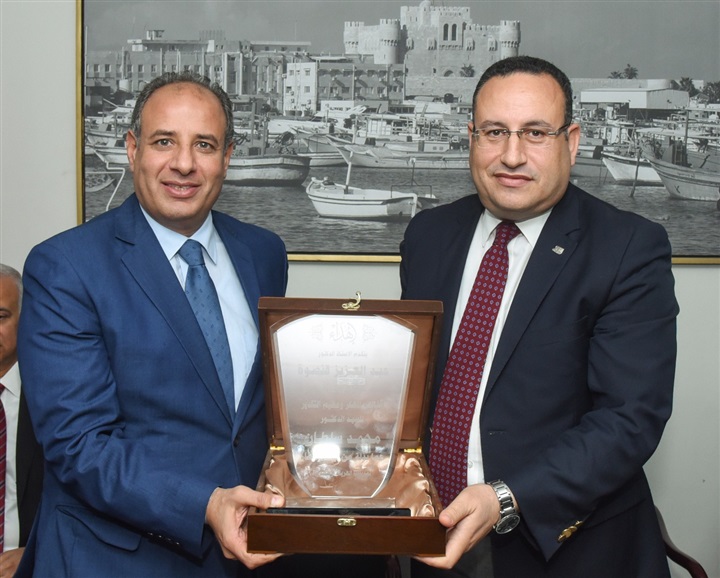 محافظ الإسكندرية يكرم اللواء هشام شادي سكرتير عام المحافظة السابق