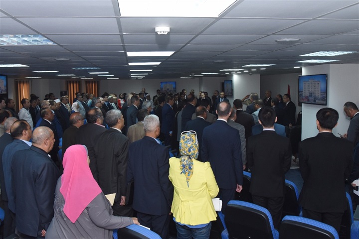 محافظ الإسكندرية يكرم اللواء هشام شادي سكرتير عام المحافظة السابق
