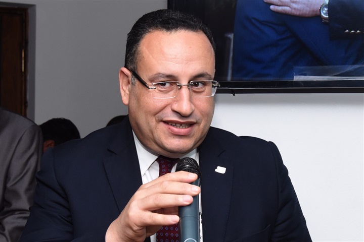 محافظ الإسكندرية يكرم اللواء هشام شادي سكرتير عام المحافظة السابق