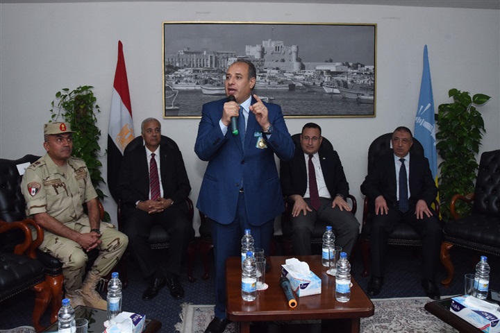 محافظ الإسكندرية يكرم اللواء هشام شادي سكرتير عام المحافظة السابق