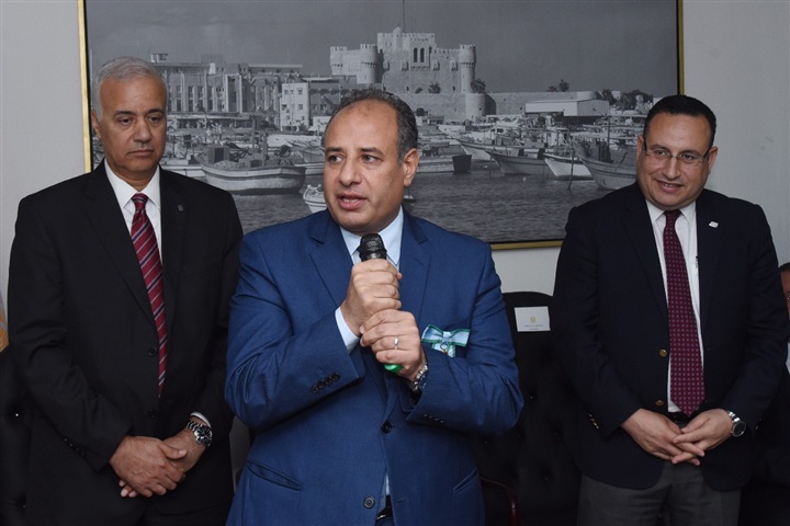 محافظ الإسكندرية يكرم اللواء هشام شادي سكرتير عام المحافظة السابق