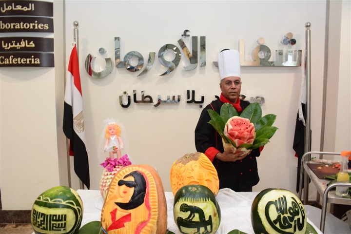 الشيف رجب المصرى ينحت وجوه المرضي بشفاء الأورمان على قشر البطيخ الشيف رجب المصرى ينحت وجوه المرضي بشفاء الأورمان على قشر البطيخ