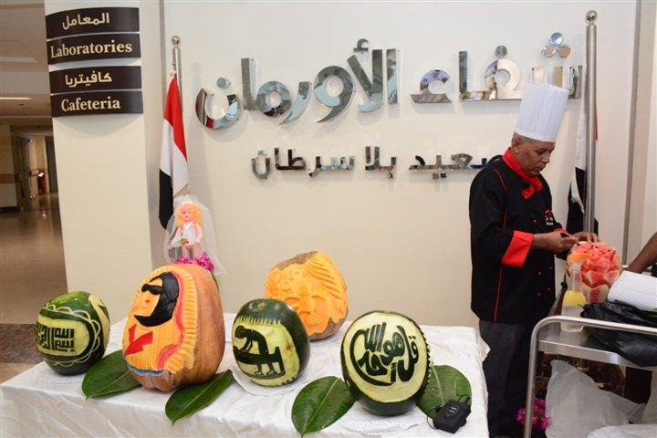 الشيف رجب المصرى ينحت وجوه المرضي بشفاء الأورمان على قشر البطيخ الشيف رجب المصرى ينحت وجوه المرضي بشفاء الأورمان على قشر البطيخ
