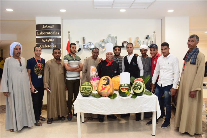 الشيف رجب المصرى ينحت وجوه المرضي بشفاء الأورمان على قشر البطيخ الشيف رجب المصرى ينحت وجوه المرضي بشفاء الأورمان على قشر البطيخ