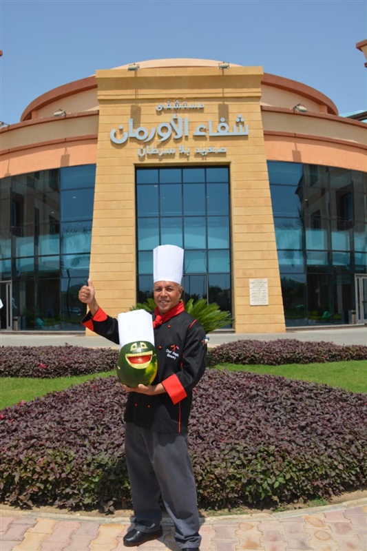 الشيف رجب المصرى ينحت وجوه المرضي بشفاء الأورمان على قشر البطيخ الشيف رجب المصرى ينحت وجوه المرضي بشفاء الأورمان على قشر البطيخ