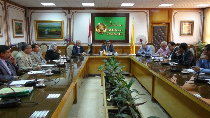 رئيس جامعة المنيا يدعو للتوسع وتشجيع الكليات على "إنشاء البرامج الخاصة"