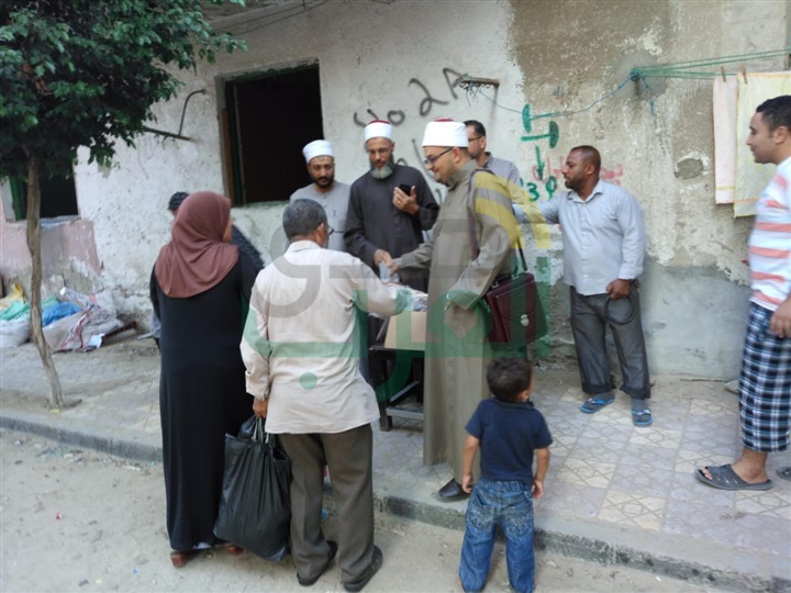  وكيل وزارة الاوقاف بالاسكندرية  يلتقي بأئمة الرمل ويشهد توزيع اللحوم بالمناطق الاكثر عوزا 