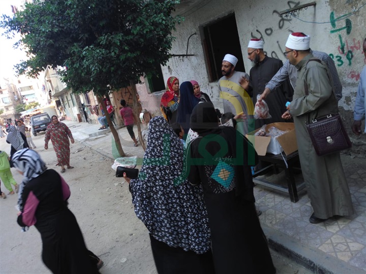 وكيل وزارة الاوقاف بالاسكندرية يلتقي بأئمة الرمل ويشهد توزيع اللحوم بالمناطق الاكثر عوزا وكيل وزارة الاوقاف بالاسكندرية يلتقي بأئمة الرمل ويشهد توزيع اللحوم بالمناطق الاكثر عوزا