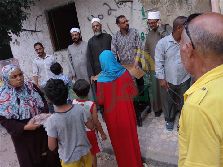  وكيل وزارة الاوقاف بالاسكندرية  يلتقي بأئمة الرمل ويشهد توزيع اللحوم بالمناطق الاكثر عوزا 