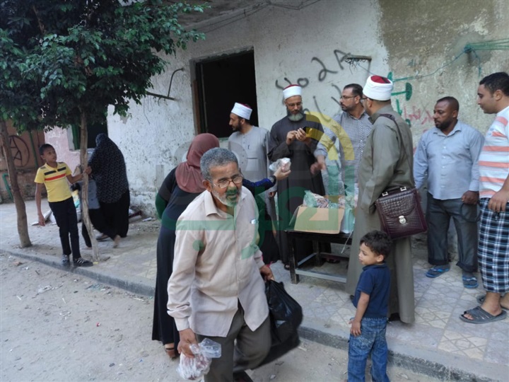  وكيل وزارة الاوقاف بالاسكندرية  يلتقي بأئمة الرمل ويشهد توزيع اللحوم بالمناطق الاكثر عوزا 