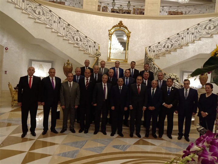 رئيس الوزراء يكرم اللواء علاء أبو زيد في حفل تكريم المحافظين السابقين رئيس الوزراء يكرم اللواء علاء أبو زيد في حفل تكريم المحافظين السابقين