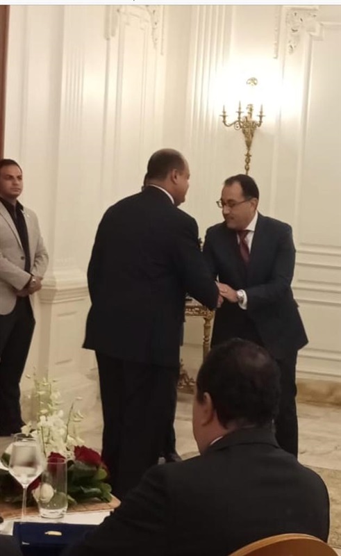رئيس الوزراء يكرم اللواء علاء أبو زيد في حفل تكريم المحافظين السابقين 