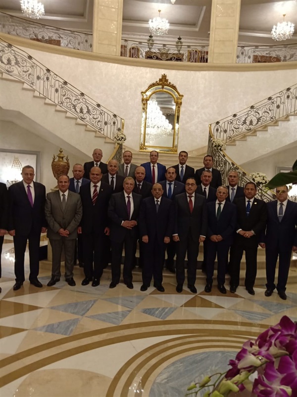 رئيس الوزراء يكرم اللواء علاء أبو زيد في حفل تكريم المحافظين السابقين رئيس الوزراء يكرم اللواء علاء أبو زيد في حفل تكريم المحافظين السابقين
