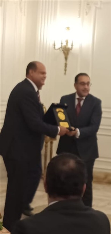 رئيس الوزراء يكرم اللواء علاء أبو زيد في حفل تكريم المحافظين السابقين 