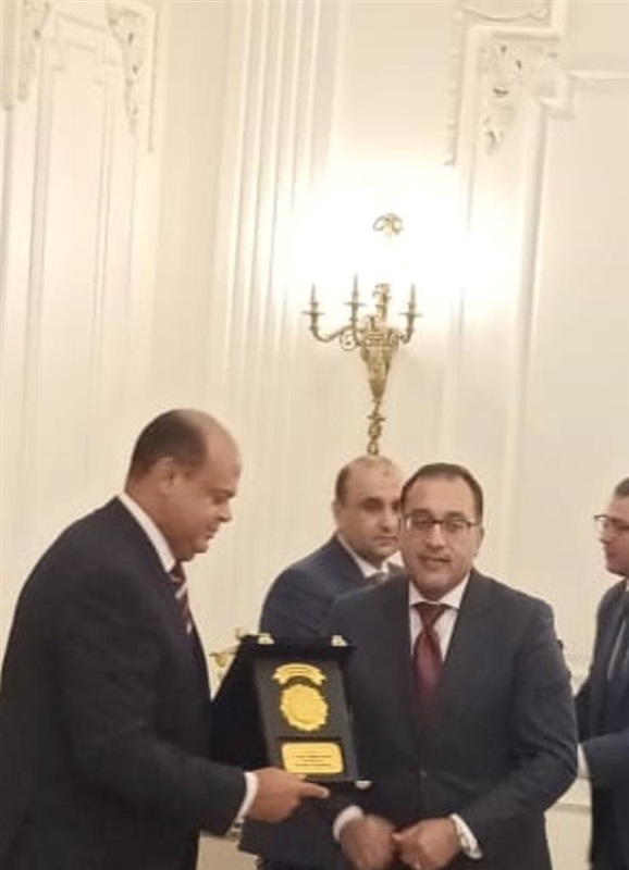 رئيس الوزراء يكرم اللواء علاء أبو زيد في حفل تكريم المحافظين السابقين رئيس الوزراء يكرم اللواء علاء أبو زيد في حفل تكريم المحافظين السابقين
