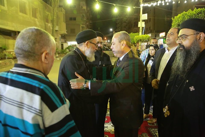 محافظ كفر الشيخ يستقبل المعزين في وفاة الأنبا بيشوي بكنيسة مارٍ جرجس