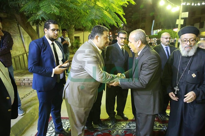 محافظ كفر الشيخ يستقبل المعزين في وفاة الأنبا بيشوي بكنيسة مارٍ جرجس