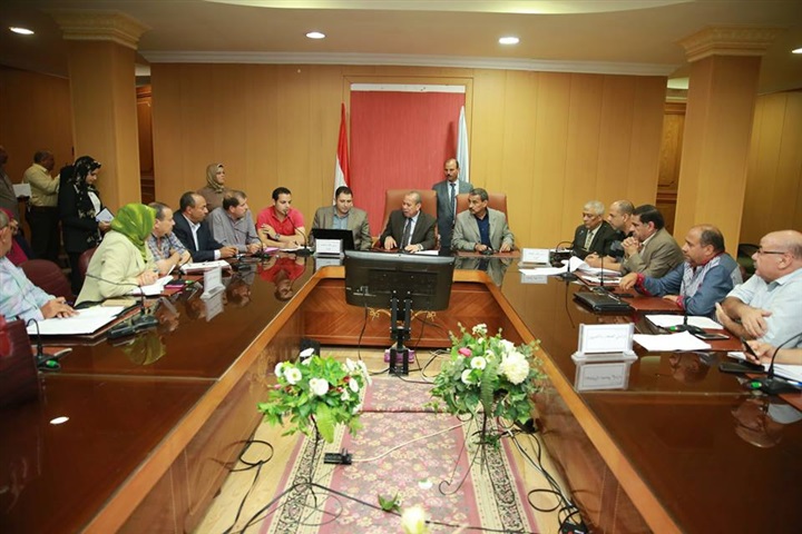 بالصور..محافظ كفر الشيخ يناقش سبل ربط طرق المحافظة بالشبكة القومية