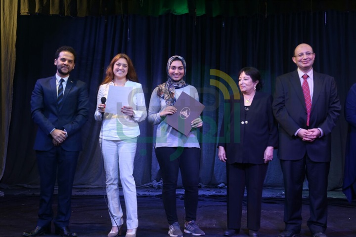 بالصور.. الغرباوى يكرم سميرة عبد العزيز بمهرجان "المسرح الحر"