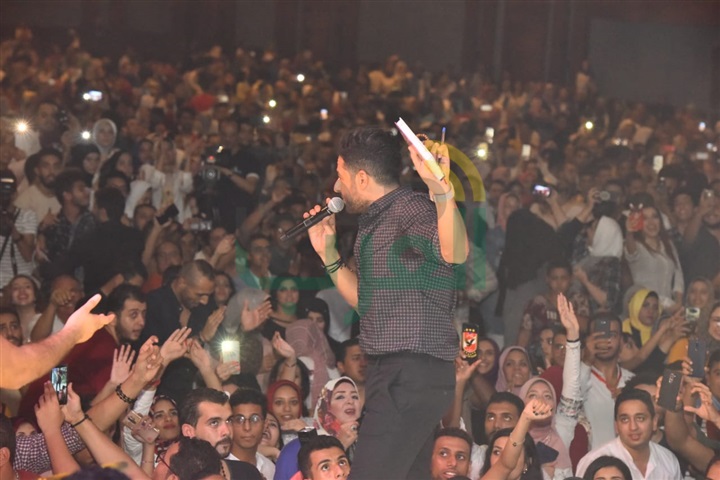 بالصور.. حماقي يتألق باقوي حفل تخرج لطلاب تجارة الإسكندرية  