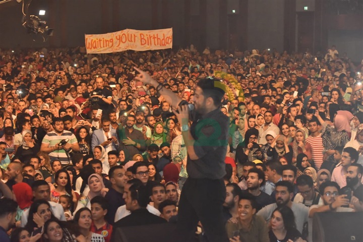 بالصور.. حماقي يتألق باقوي حفل تخرج لطلاب تجارة الإسكندرية  