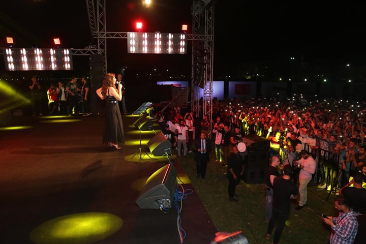 بالصور.. اليسا تفتح حفلها بجامعة الدلتا بأغنية وحشتوني وسط الآلاف من الطلاب 