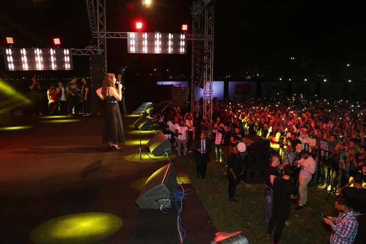 بالصور.. اليسا تفتح حفلها بجامعة الدلتا بأغنية وحشتوني وسط الآلاف من الطلاب بالصور.. اليسا تفتح حفلها بجامعة الدلتا بأغنية وحشتوني وسط الآلاف من الطلاب