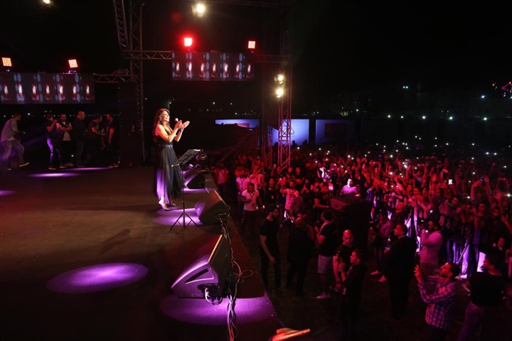 بالصور.. اليسا تفتح حفلها بجامعة الدلتا بأغنية وحشتوني وسط الآلاف من الطلاب 
