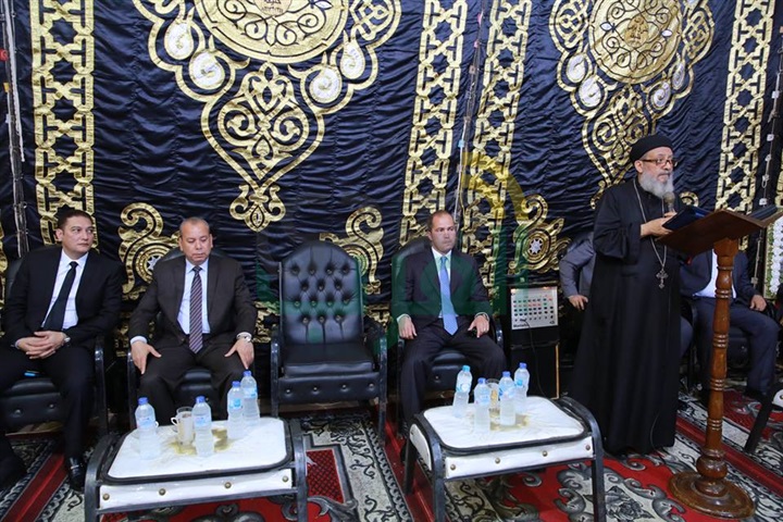 محافظ كفر الشيخ يستقبل المعزين في وفاة الأنبا بيشوي بكنيسة مارٍ جرجس