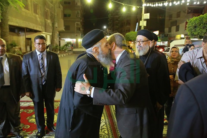 محافظ كفر الشيخ يستقبل المعزين في وفاة الأنبا بيشوي بكنيسة مارٍ جرجس