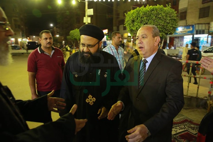 محافظ كفر الشيخ يستقبل المعزين في وفاة الأنبا بيشوي بكنيسة مارٍ جرجس