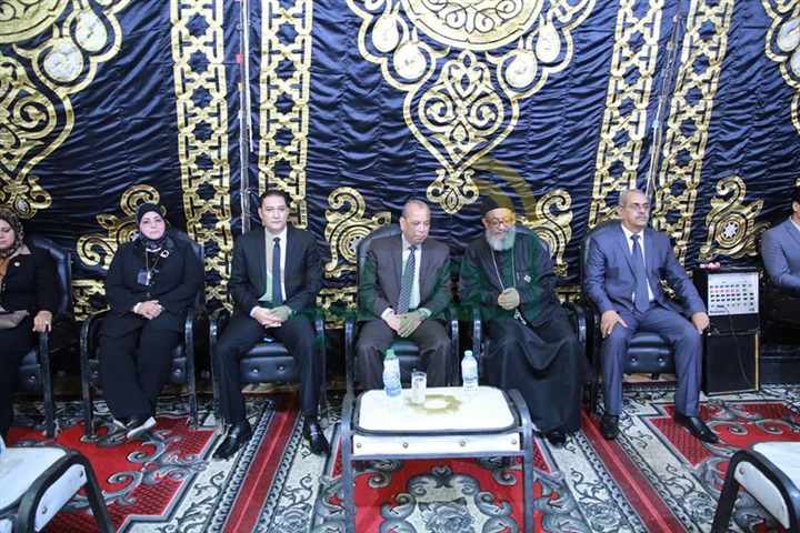 محافظ كفر الشيخ يستقبل المعزين في وفاة الأنبا بيشوي بكنيسة مارٍ جرجس