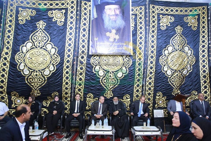 محافظ كفر الشيخ يستقبل المعزين في وفاة الأنبا بيشوي بكنيسة مارٍ جرجس