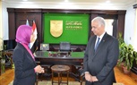 رئيس جامعة الإسكندرية يكرم الطالبة المثالية بكلية الطب 