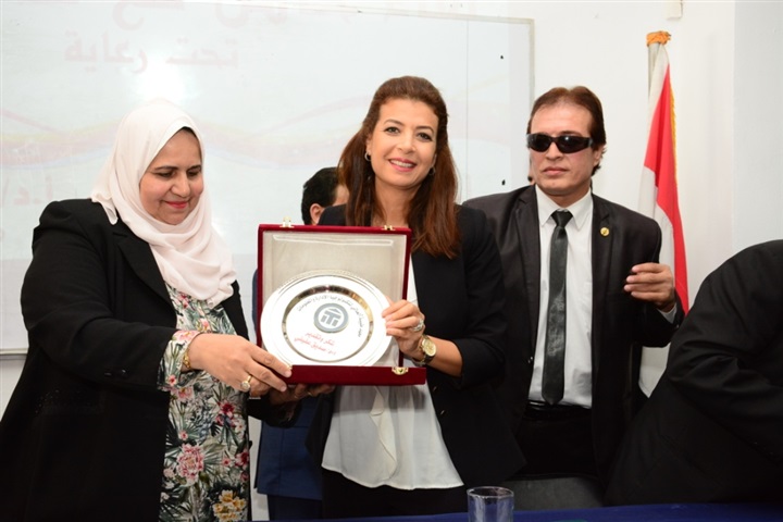 بالصور.. إحدى الجامعات الخاصة تمنح الدكتوراه الفخرية لمجموعة من نجوم الفن والإعلام بالصور.. إحدى الجامعات الخاصة تمنح الدكتوراه الفخرية لمجموعة من نجوم الفن والإعلام