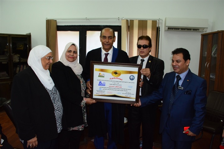 بالصور.. إحدى الجامعات الخاصة تمنح الدكتوراه الفخرية لمجموعة من نجوم الفن والإعلام بالصور.. إحدى الجامعات الخاصة تمنح الدكتوراه الفخرية لمجموعة من نجوم الفن والإعلام