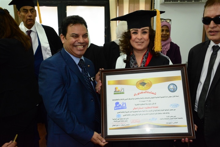 بالصور.. إحدى الجامعات الخاصة تمنح الدكتوراه الفخرية لمجموعة من نجوم الفن والإعلام بالصور.. إحدى الجامعات الخاصة تمنح الدكتوراه الفخرية لمجموعة من نجوم الفن والإعلام