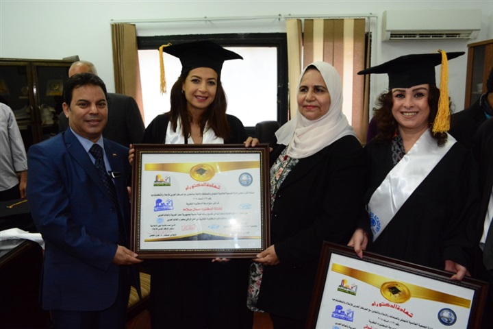 بالصور.. إحدى الجامعات الخاصة تمنح الدكتوراه الفخرية لمجموعة من نجوم الفن والإعلام بالصور.. إحدى الجامعات الخاصة تمنح الدكتوراه الفخرية لمجموعة من نجوم الفن والإعلام