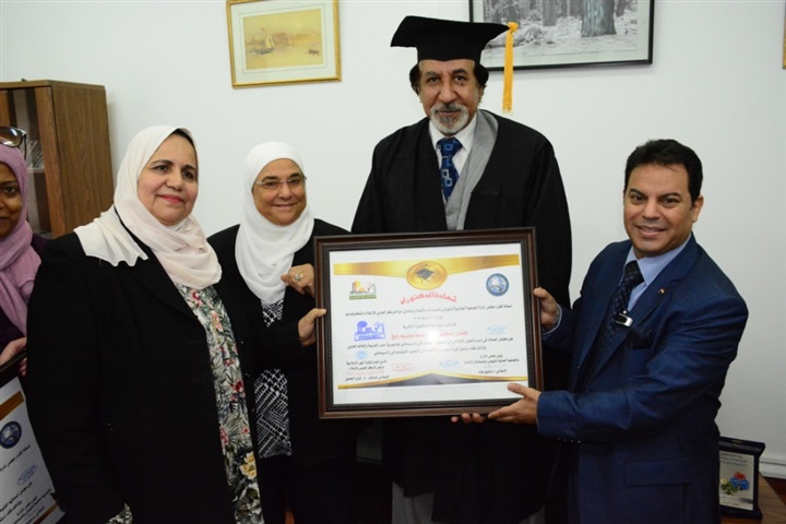 بالصور.. إحدى الجامعات الخاصة تمنح الدكتوراه الفخرية لمجموعة من نجوم الفن والإعلام بالصور.. إحدى الجامعات الخاصة تمنح الدكتوراه الفخرية لمجموعة من نجوم الفن والإعلام