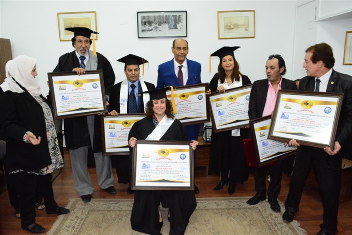 بالصور.. إحدى الجامعات الخاصة تمنح الدكتوراه الفخرية لمجموعة من نجوم الفن والإعلام بالصور.. إحدى الجامعات الخاصة تمنح الدكتوراه الفخرية لمجموعة من نجوم الفن والإعلام
