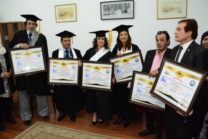 بالصور.. إحدى الجامعات الخاصة تمنح الدكتوراه الفخرية لمجموعة من نجوم الفن والإعلام بالصور.. إحدى الجامعات الخاصة تمنح الدكتوراه الفخرية لمجموعة من نجوم الفن والإعلام